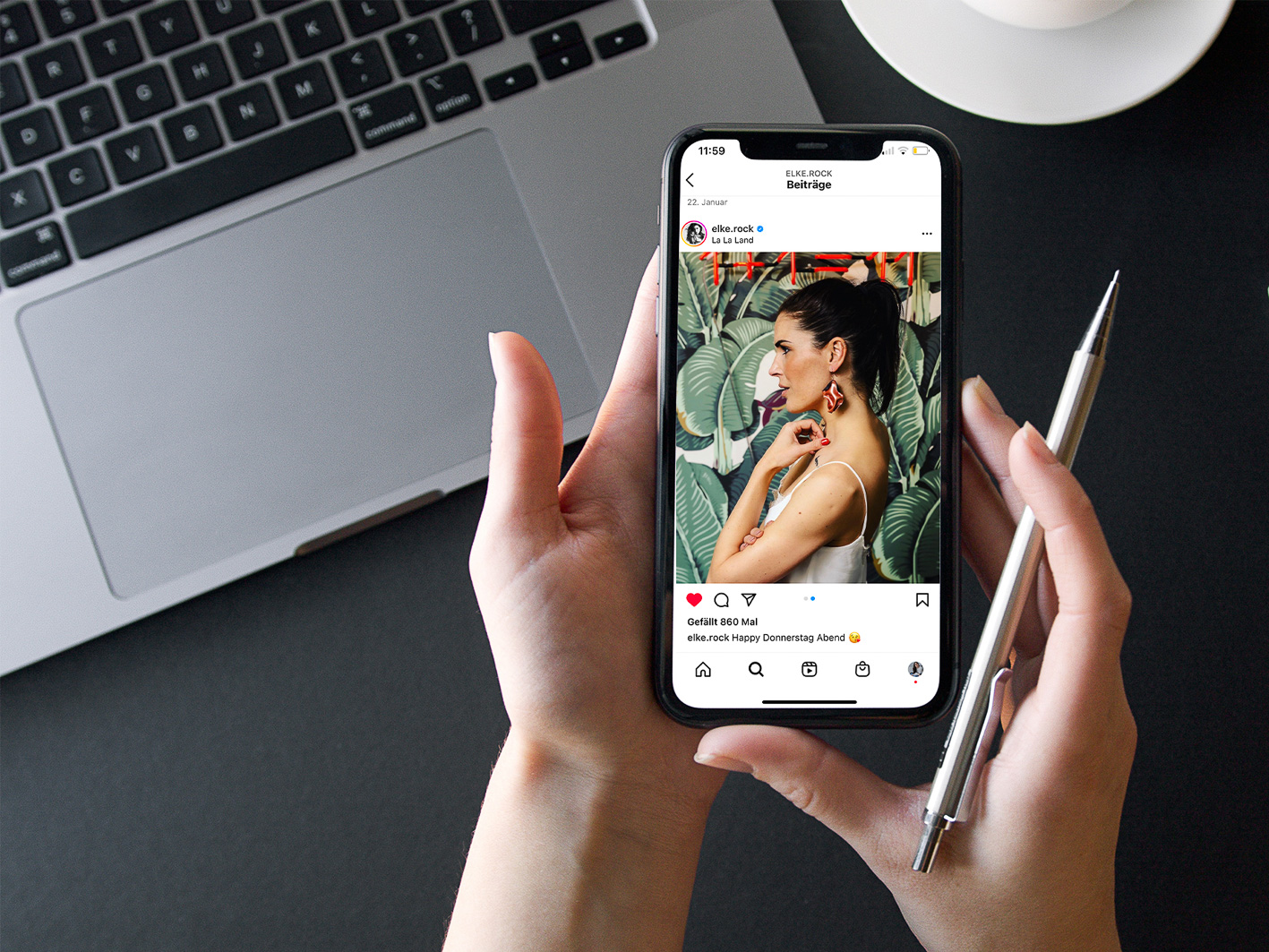 Smartphone zeigt einen Social Media Post zum Influencer Marketing